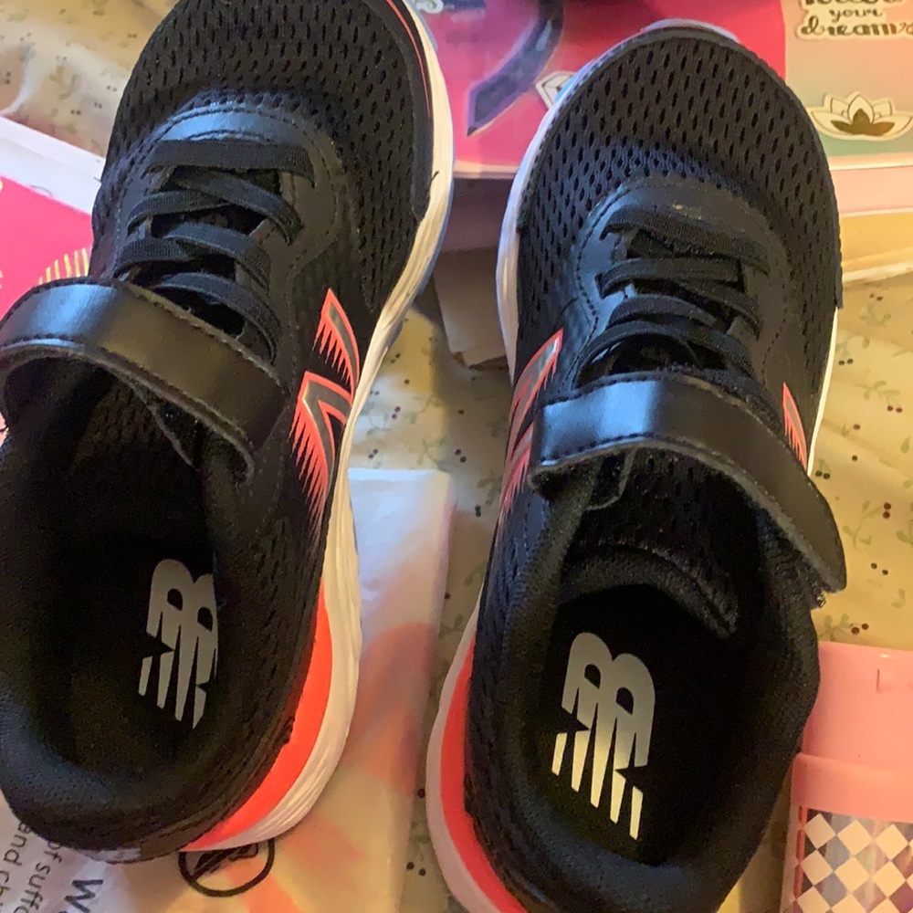 Kids NWOT new balance tennis shoes